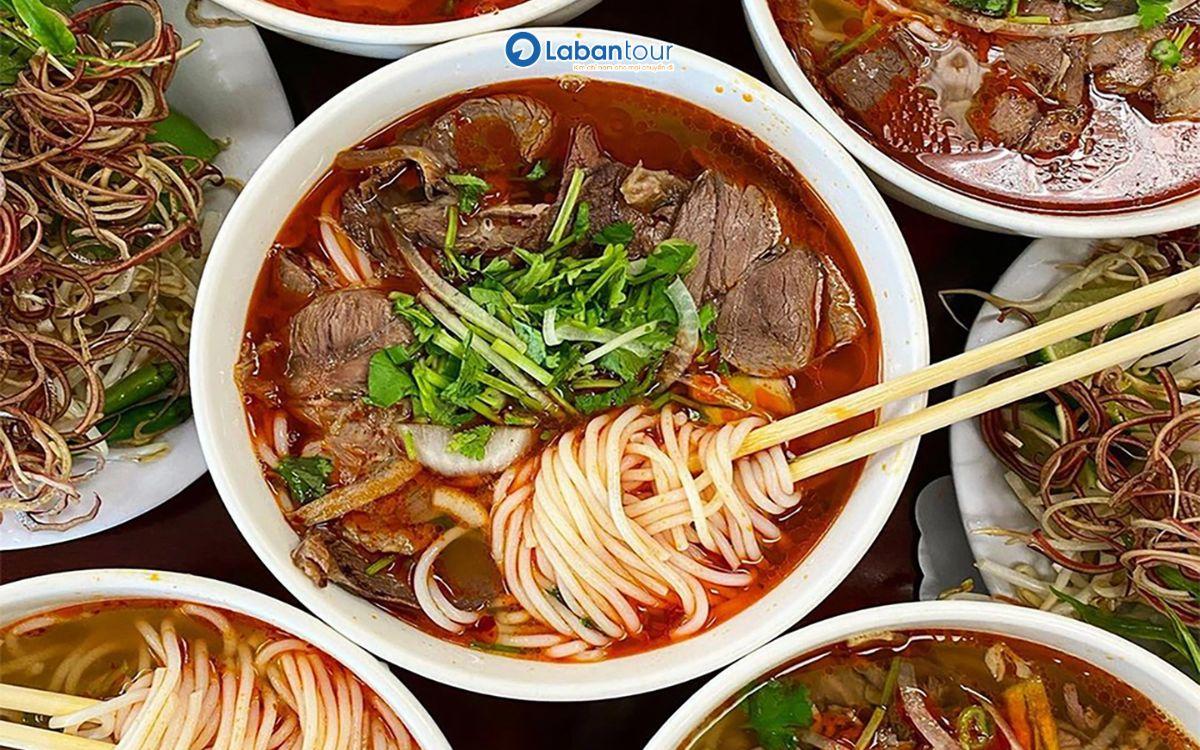 Bún bò Huế là đặc sản trứ danh của Huế du lịch huế tháng 11