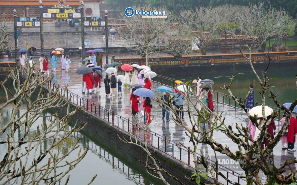 Du khách thích thú đội mưa tham quan di tích Huế du lịch huế tháng 11