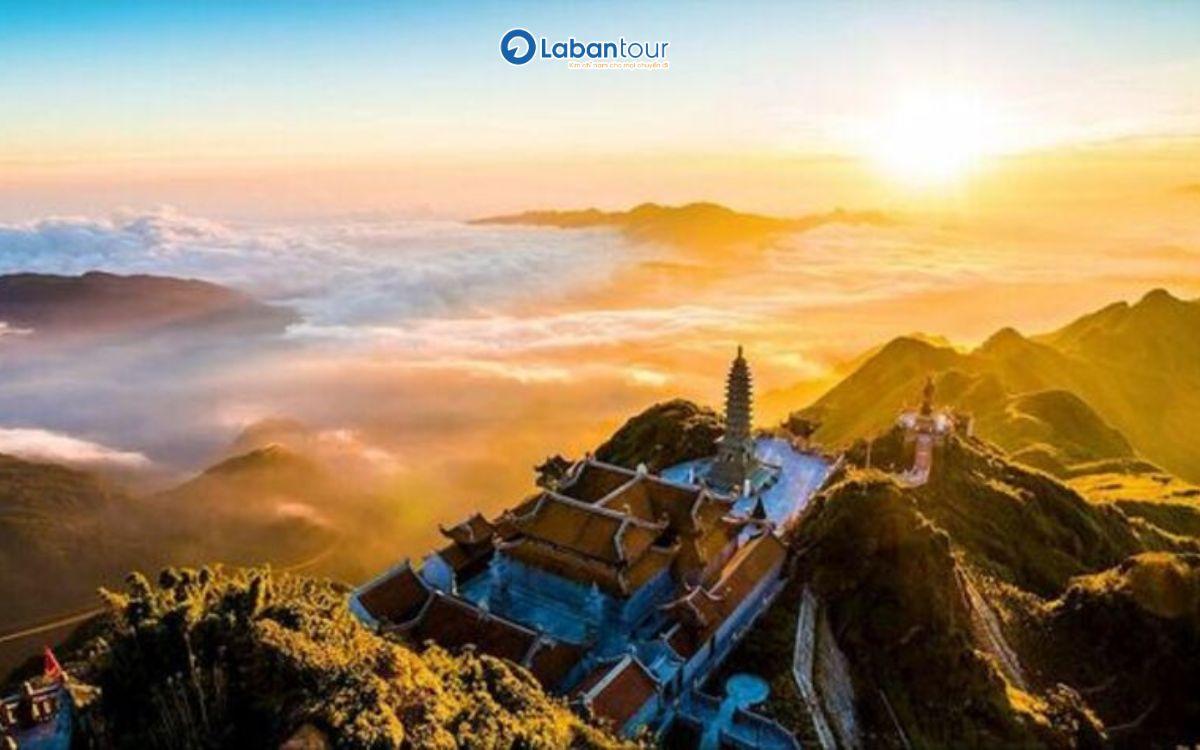 Đỉnh Fansipan được mệnh danh là nóc nhà Đông Dương tour sapa 2 ngày 1 đêm